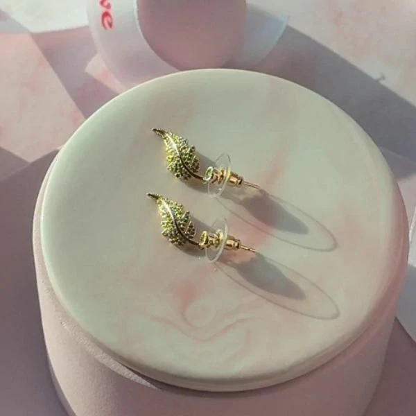 Yellow Gold Earrings in Leaves Drop Shape